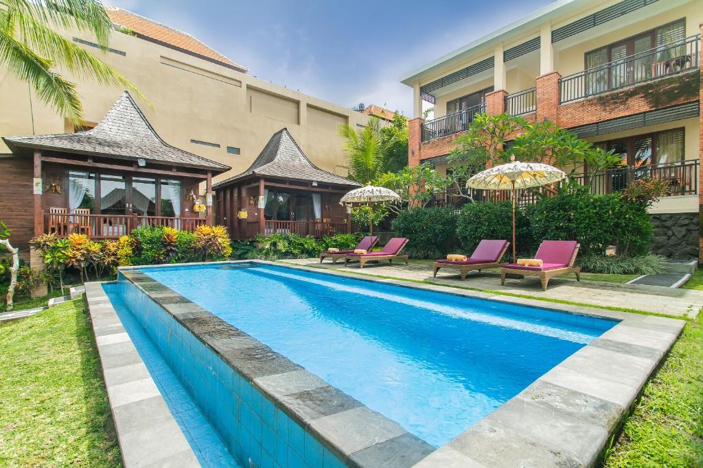 una piscina frente a un edificio en Buah Nagasari Cottages By Supala, en Ubud