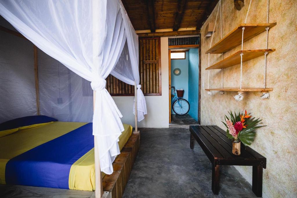 Postel nebo postele na pokoji v ubytování Tiki Hut Hostel