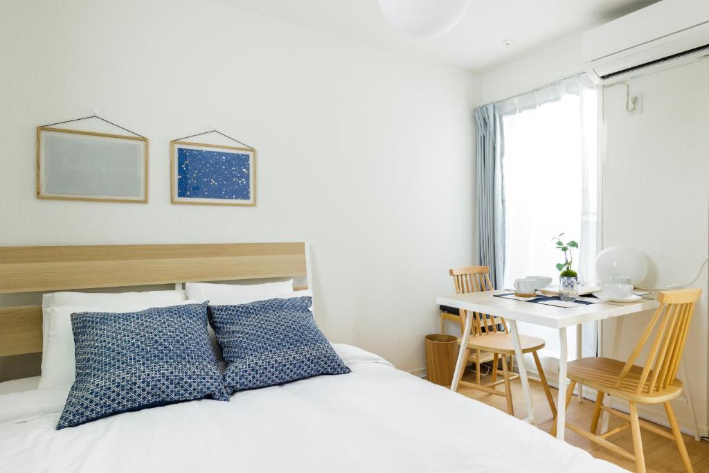 Un dormitorio con una cama, una mesa y un escritorio. en Re-Rent Residence 押上, en Tokio