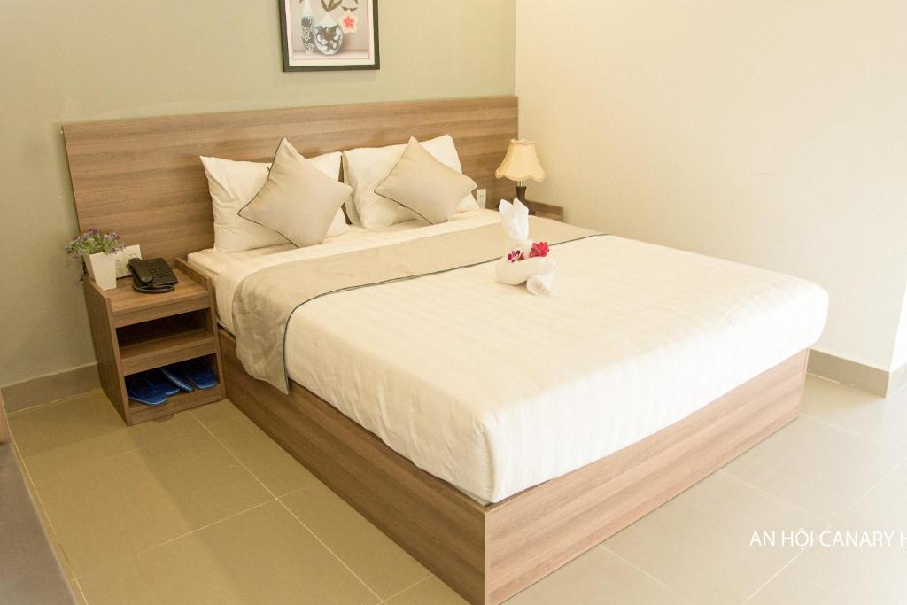 Postel nebo postele na pokoji v ubytování An Hoi Canary Hotel