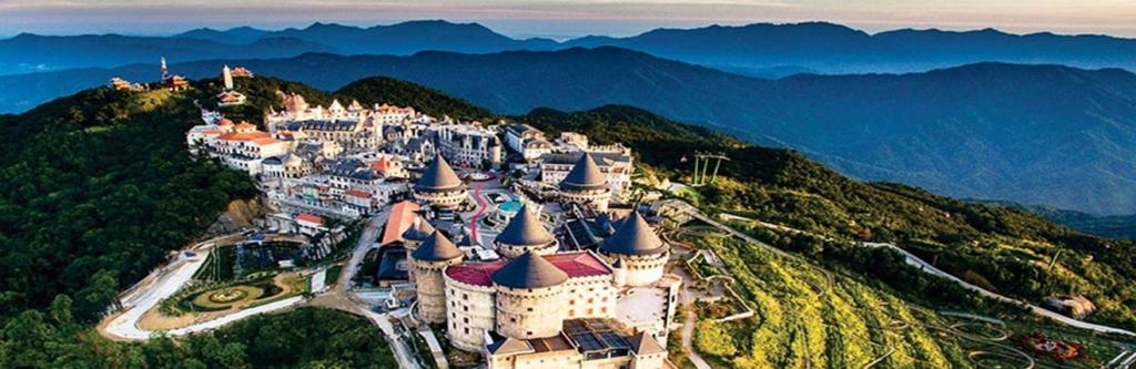 Nespecifikovaný výhled na hory nebo výhled na hory při pohledu z hotelu