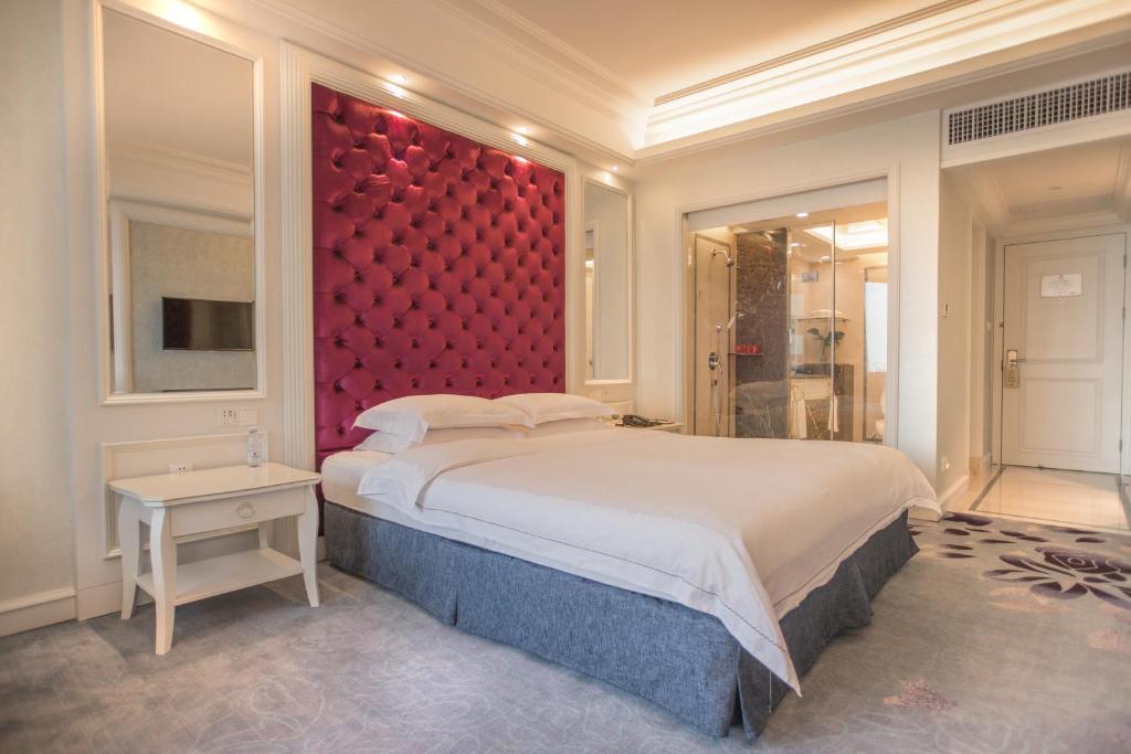 Postel nebo postele na pokoji v ubytování Pantower International Hotel