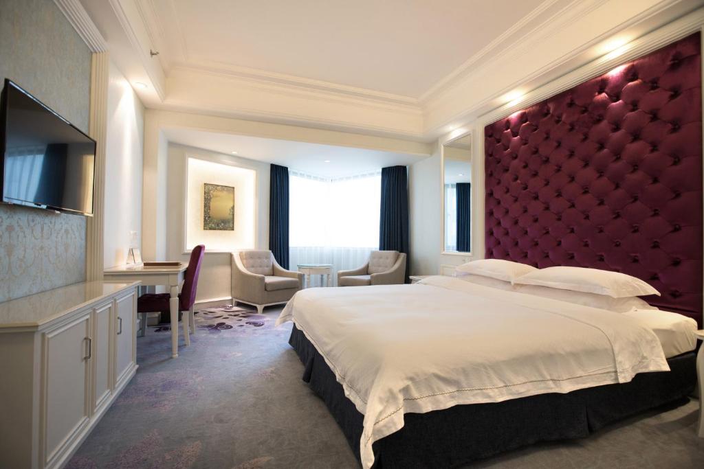 Postel nebo postele na pokoji v ubytování Pantower International Hotel