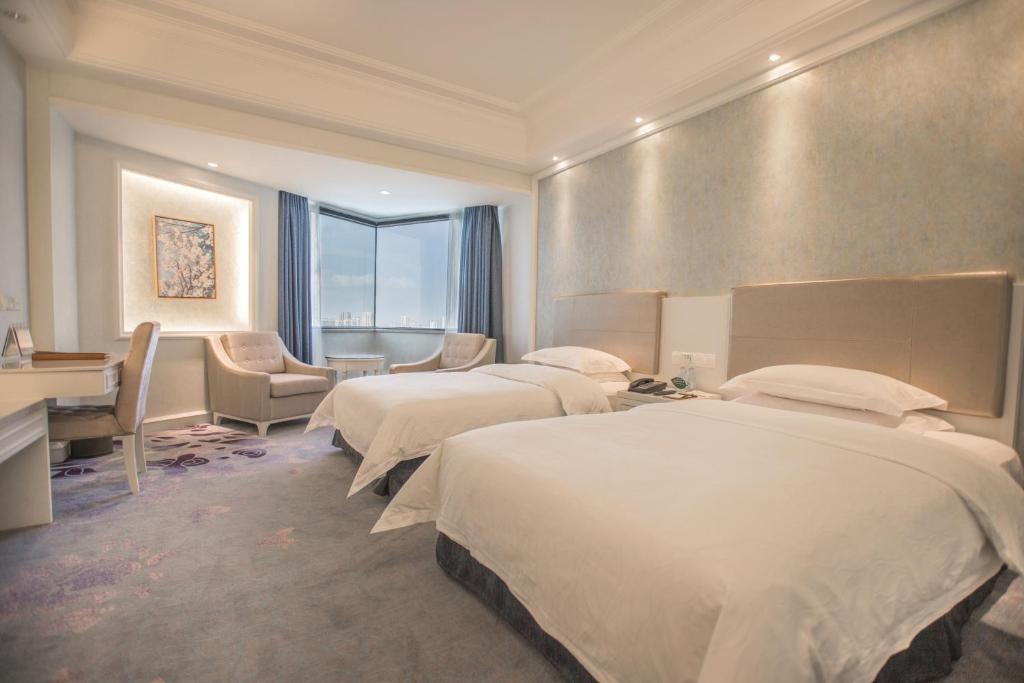 Postel nebo postele na pokoji v ubytování Pantower International Hotel