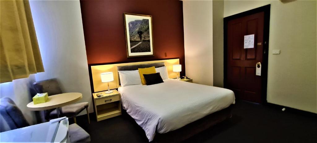 Postel nebo postele na pokoji v ubytování Brunswick Tower Hotel