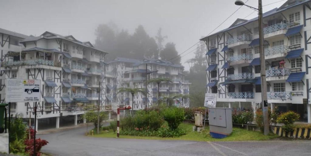 a group of apartment buildings on a foggy street at Homstay Desa Anthurium in Tanah Rata