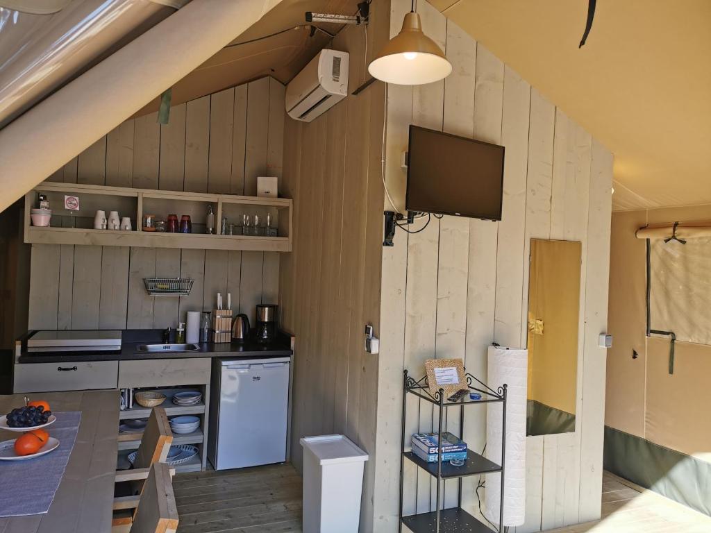 Kuchyňa alebo kuchynka v ubytovaní Glamping Beach Soline
