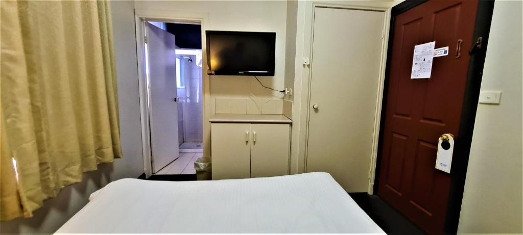 Postel nebo postele na pokoji v ubytování Brunswick Tower Hotel