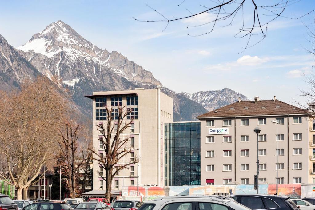 Nespecifikovaný výhled na hory nebo výhled na hory při pohledu z hotelu
