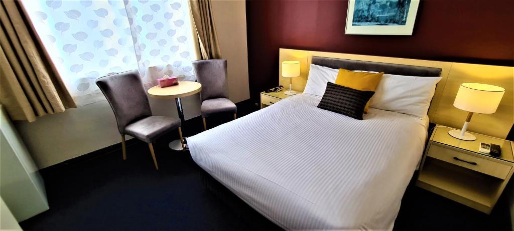 Postel nebo postele na pokoji v ubytování Brunswick Tower Hotel