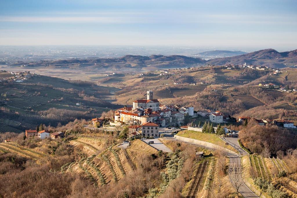 una pequeña ciudad en la cima de una colina en Aldilà Art Rooms, Apartment and Vacation House en Šmartno