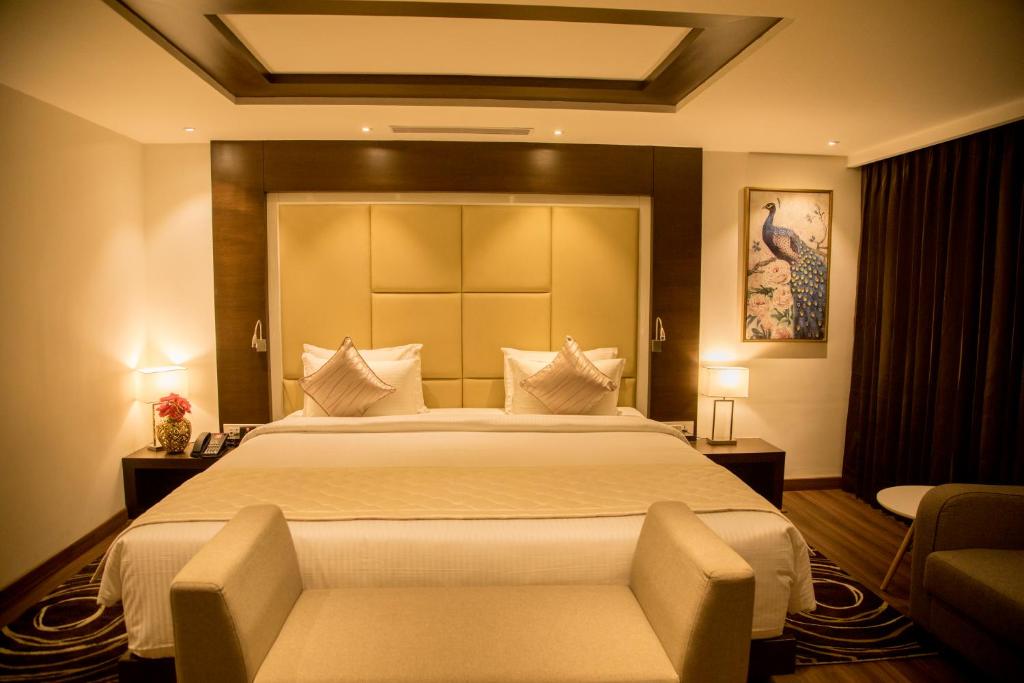 Postel nebo postele na pokoji v ubytování S Hotels Chennai