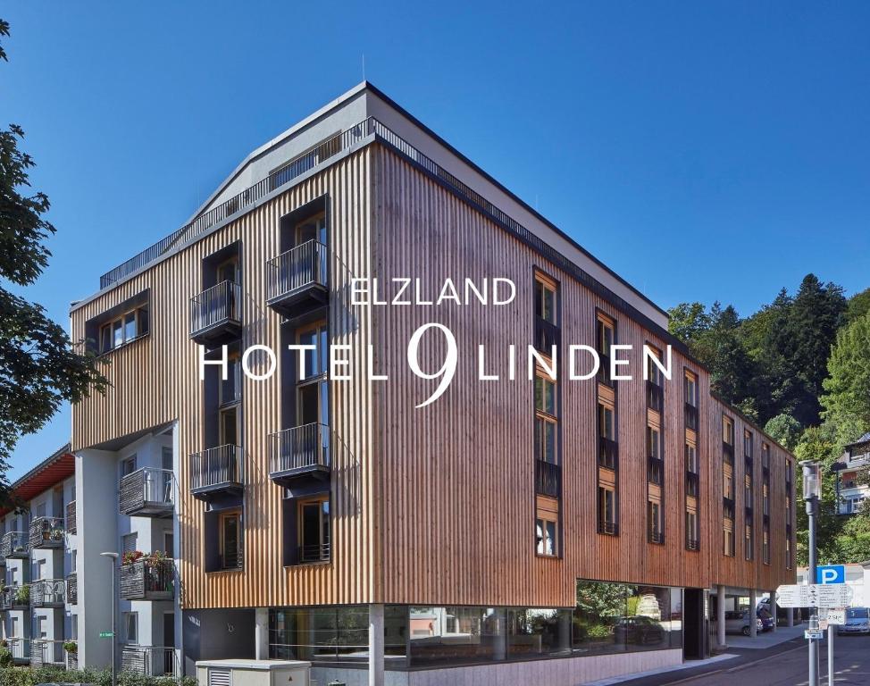 um edifício com um sinal na lateral em ElzLand Hotel 9 Linden em Elzach