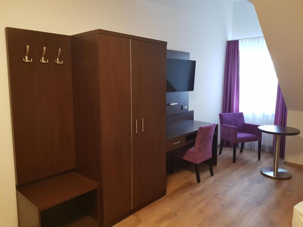 TV a/nebo společenská místnost v ubytování ates Hotel Lampertheim by AURUM