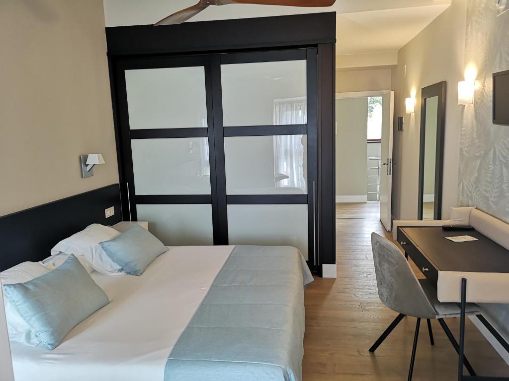 Posteľ alebo postele v izbe v ubytovaní Hotel Herbeira