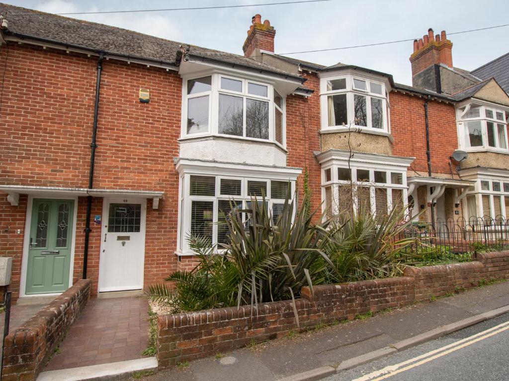 una casa con una puerta verde en una calle en Sandsfoot Rest en Weymouth