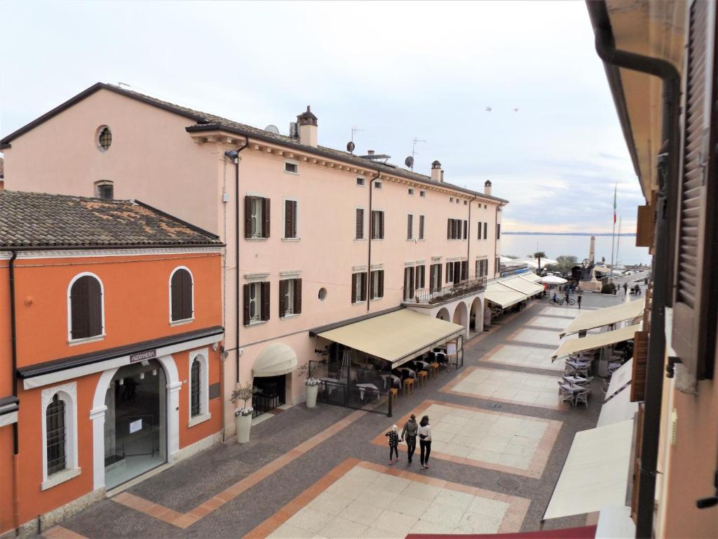 - une vue sur une rue de la ville avec des bâtiments dans l'établissement La Preonda, à Bardolino