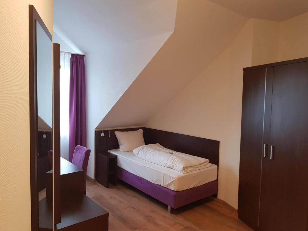 Postel nebo postele na pokoji v ubytování ates Hotel Lampertheim by AURUM
