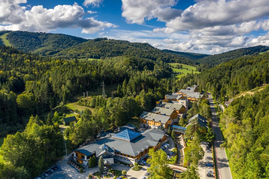 eine Luftansicht eines Resorts in den Bergen in der Unterkunft Hotel Czarny Potok Resort SPA & Conference in Krynica-Zdrój