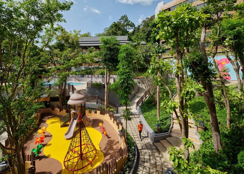 Сад в Holiday Inn Resort Krabi Ao Nang Beach by IHG