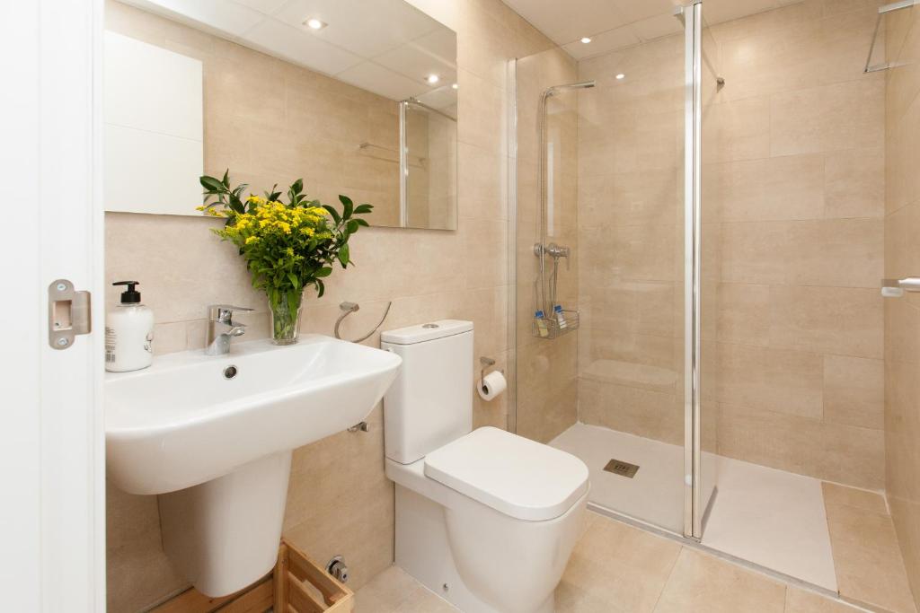 A bathroom at GoToSeville Molviedro Apartments