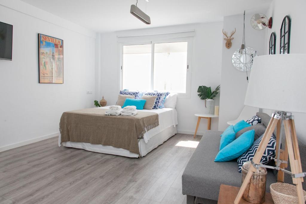 A bed or beds in a room at GoToSeville Molviedro Apartments
