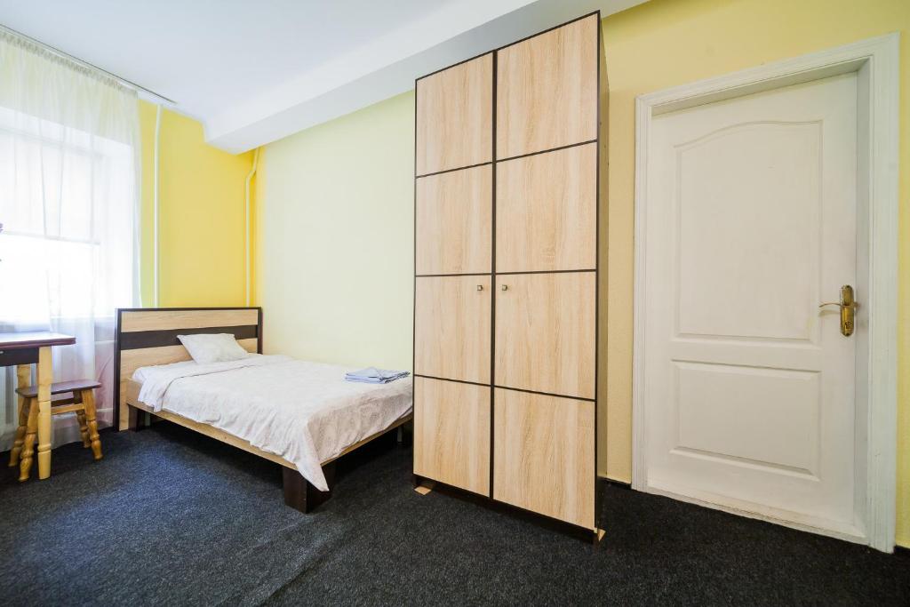 Postel nebo postele na pokoji v ubytování Guest House near Railway Station
