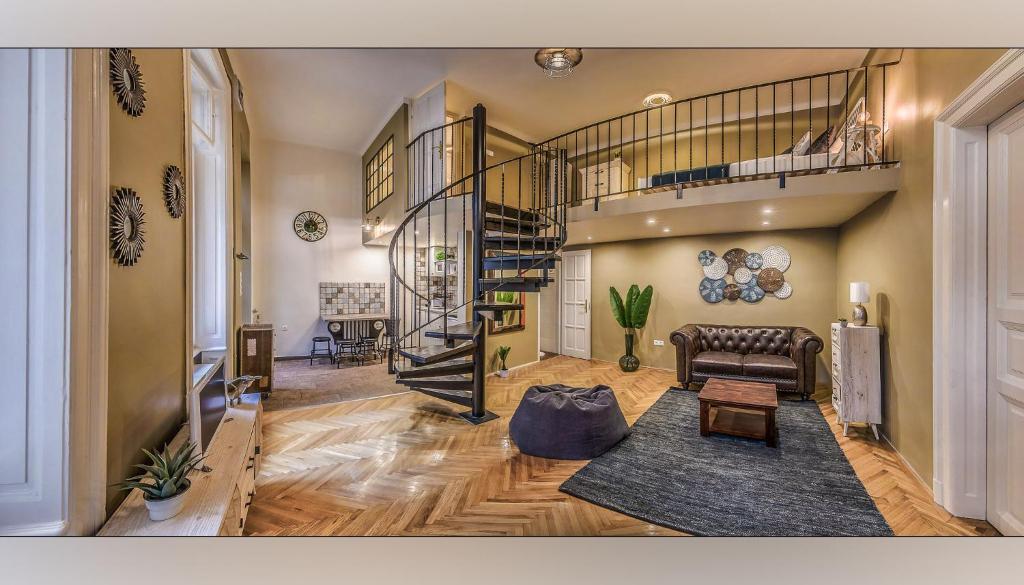 ein Wohnzimmer mit einer Wendeltreppe und einer Couch in der Unterkunft The Mondain Apartments Budapest in Budapest