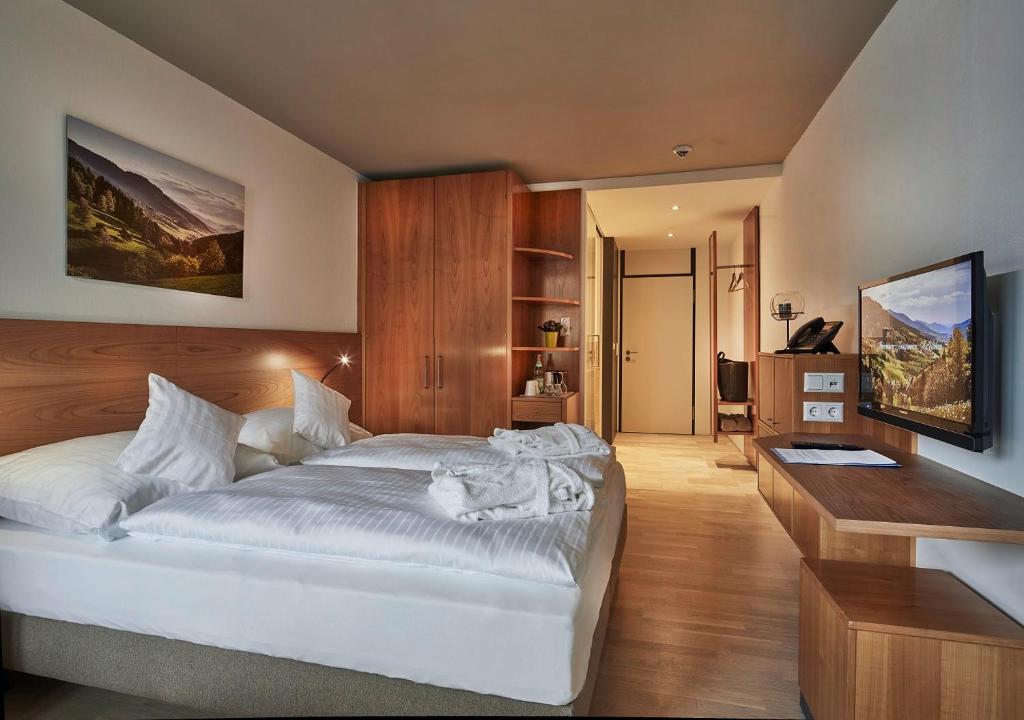 Postel nebo postele na pokoji v ubytování ElzLand Hotel Pfauen WELLNESS & SPA