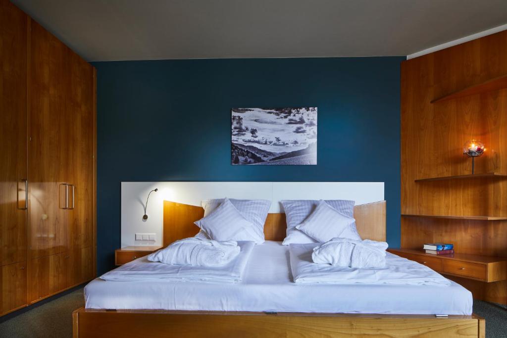 Postel nebo postele na pokoji v ubytování ElzLand Hotel Pfauen WELLNESS & SPA