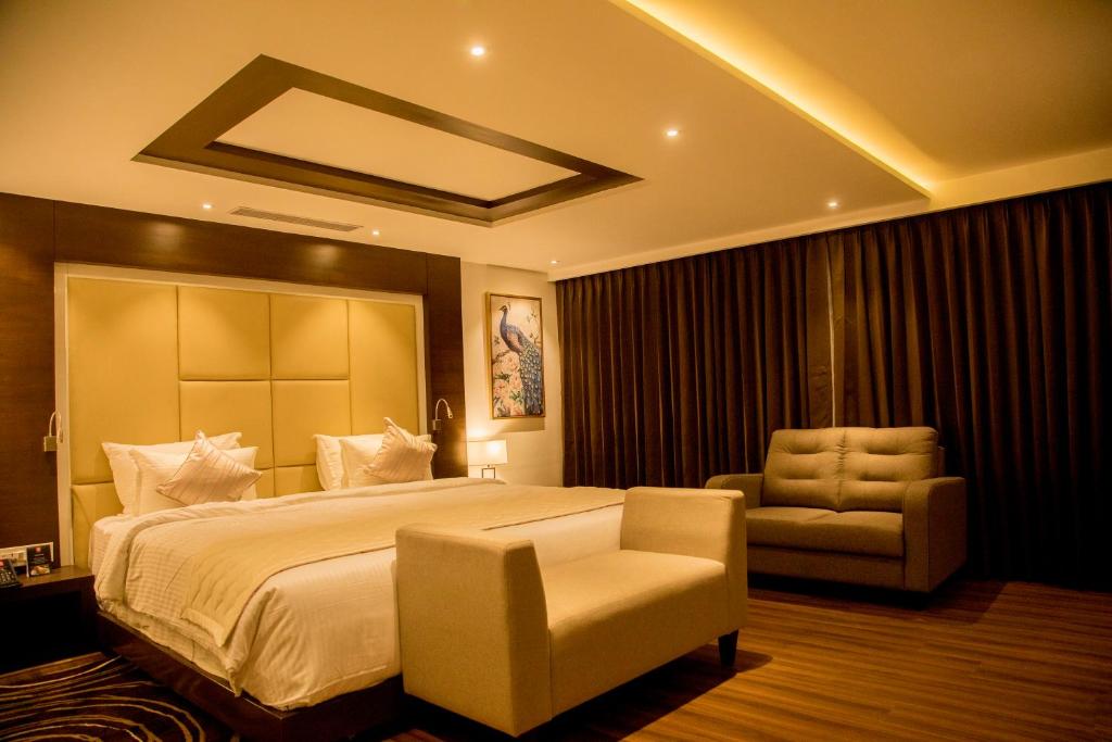 Postel nebo postele na pokoji v ubytování S Hotels Chennai
