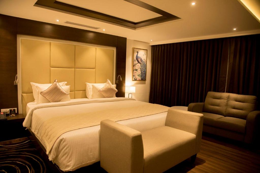 Postel nebo postele na pokoji v ubytování S Hotels Chennai