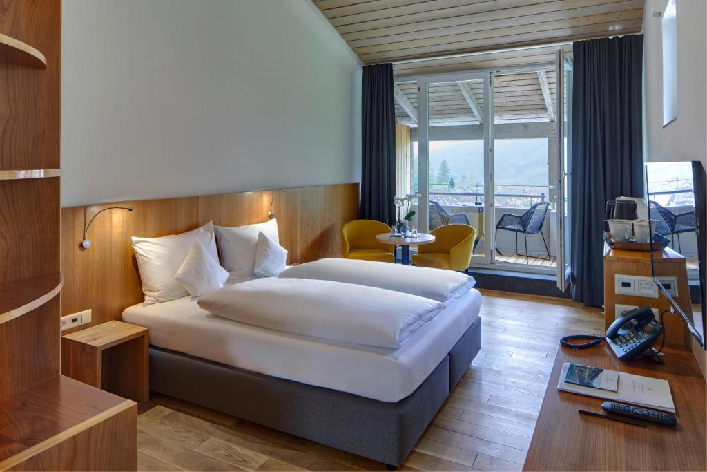 Postel nebo postele na pokoji v ubytování ElzLand Hotel Pfauen WELLNESS & SPA