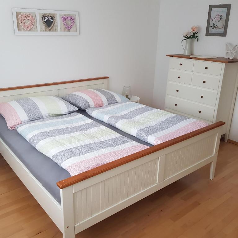 巴特奧塞的住宿－Apartment Dachsteinblick，卧室内的一张带两个枕头的床