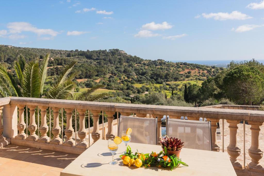 una mesa con un bol de fruta en el balcón en Finca Roca, en Es Carritxo