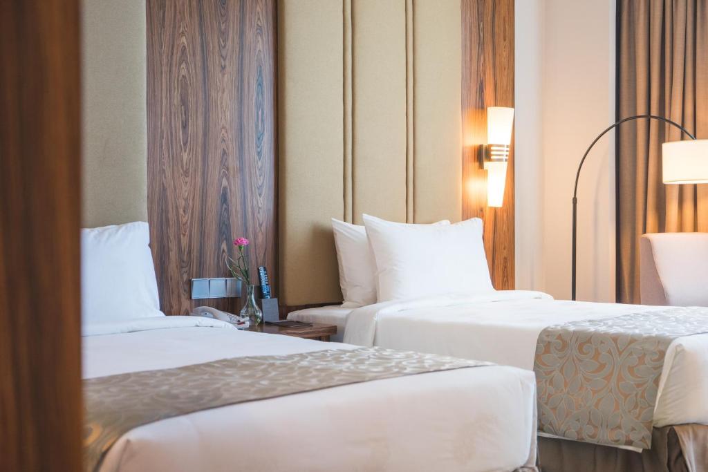 Postel nebo postele na pokoji v ubytování Zenith Hotel Putrajaya