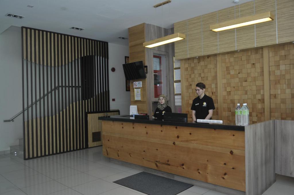 Členové personálu v ubytování Sipadan Inn 3