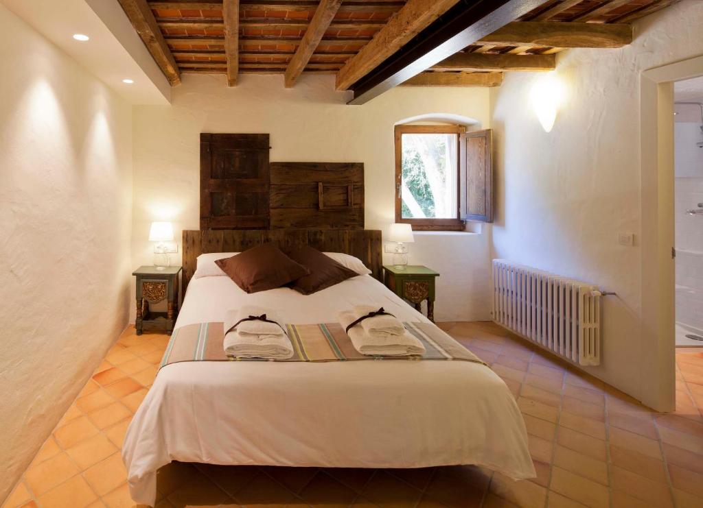 Postel nebo postele na pokoji v ubytování B&B La Rectoria de Sant Miquel de Pineda