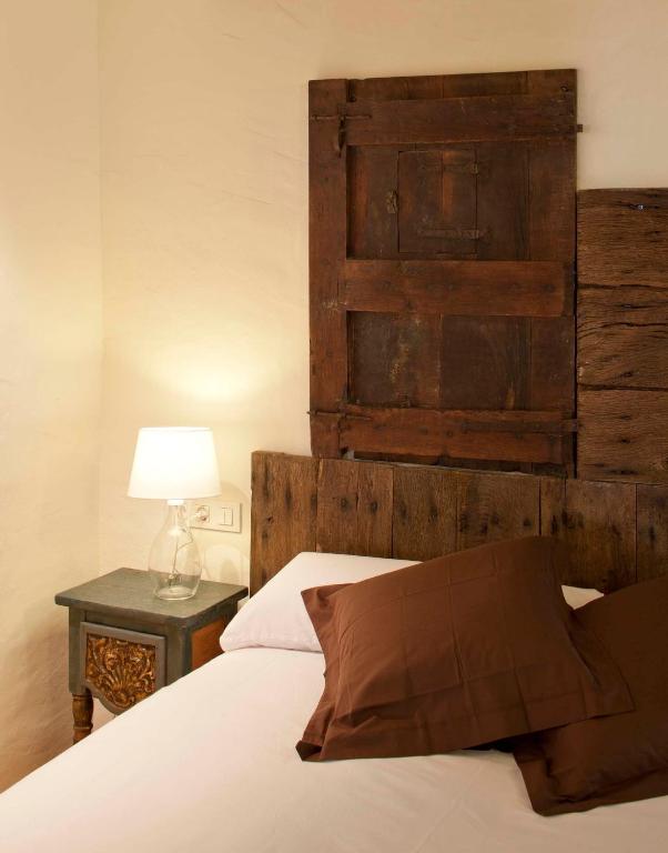 Postel nebo postele na pokoji v ubytování B&B La Rectoria de Sant Miquel de Pineda