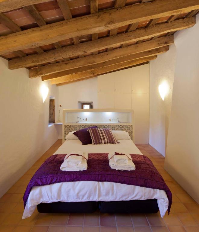 Postel nebo postele na pokoji v ubytování B&B La Rectoria de Sant Miquel de Pineda