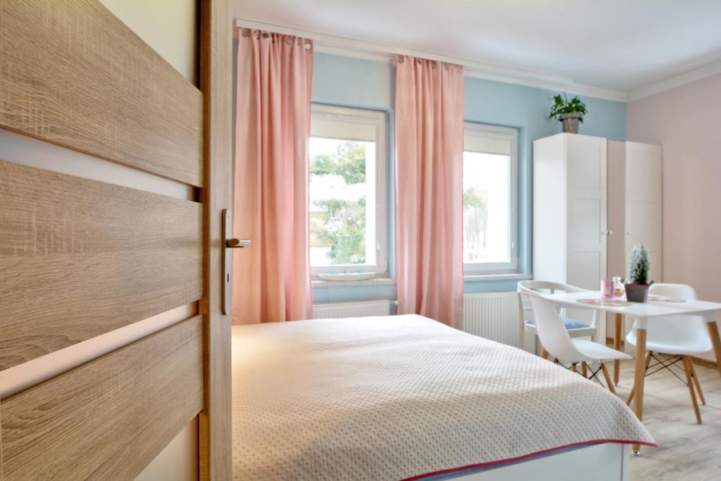 
Łóżko lub łóżka w pokoju w obiekcie Apartament Gałązka Jabłoni
