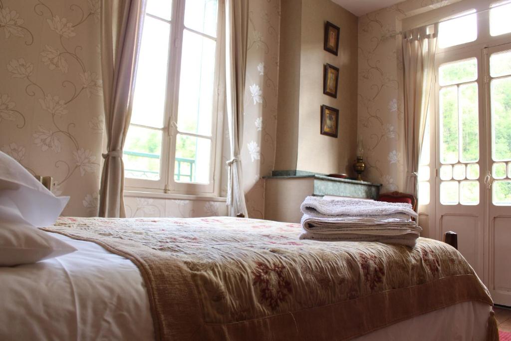 1 dormitorio con cama y ventana en Maison Esmeralda Chambres D'Hotes et Gite, en Biert
