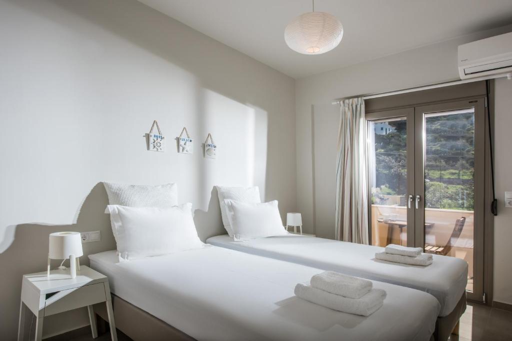 Postel nebo postele na pokoji v ubytování Caravel Apartments Stalis