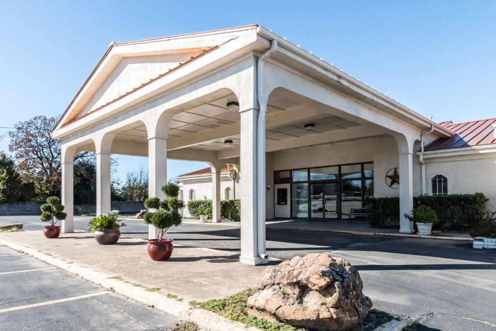 ein Gebäude mit einem großen Stein davor in der Unterkunft Motel 6-Stephenville, TX in Stephenville
