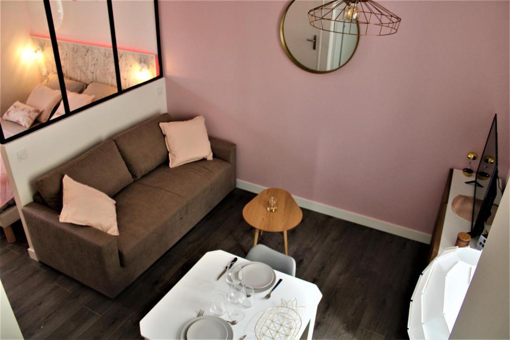 - un salon avec un canapé et une table dans l'établissement Cocooning Studio, à Pontivy