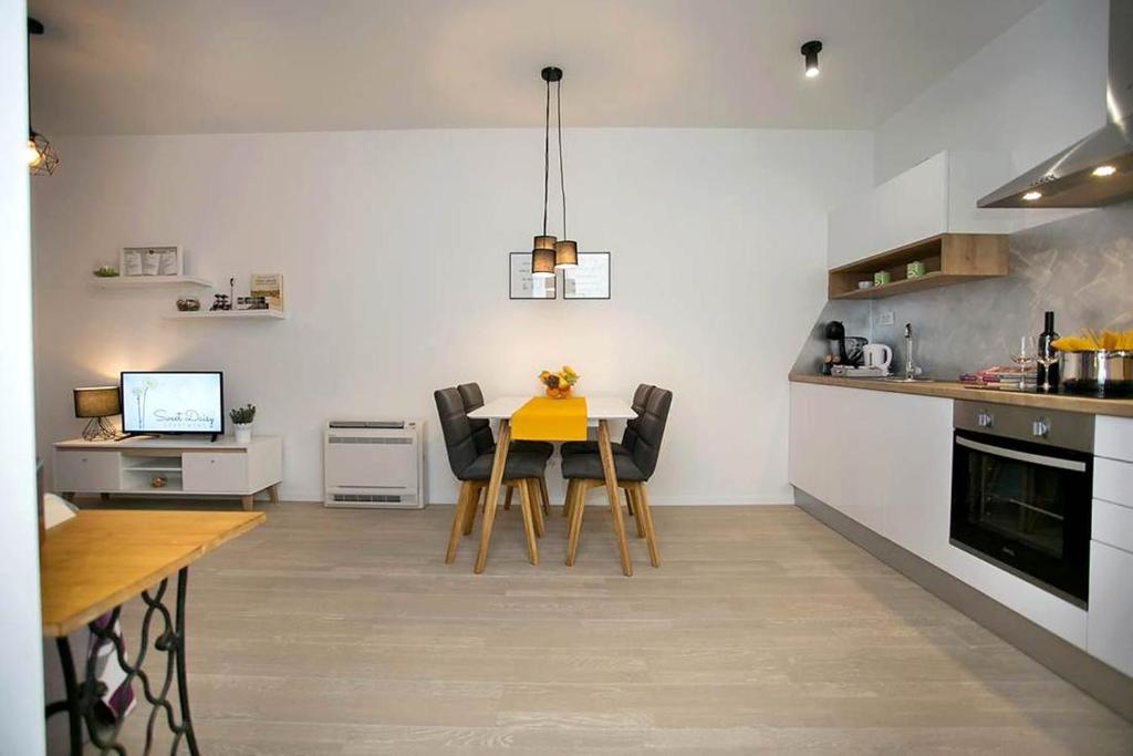 Kuchyňa alebo kuchynka v ubytovaní Apartment Sweet Daisy with parking