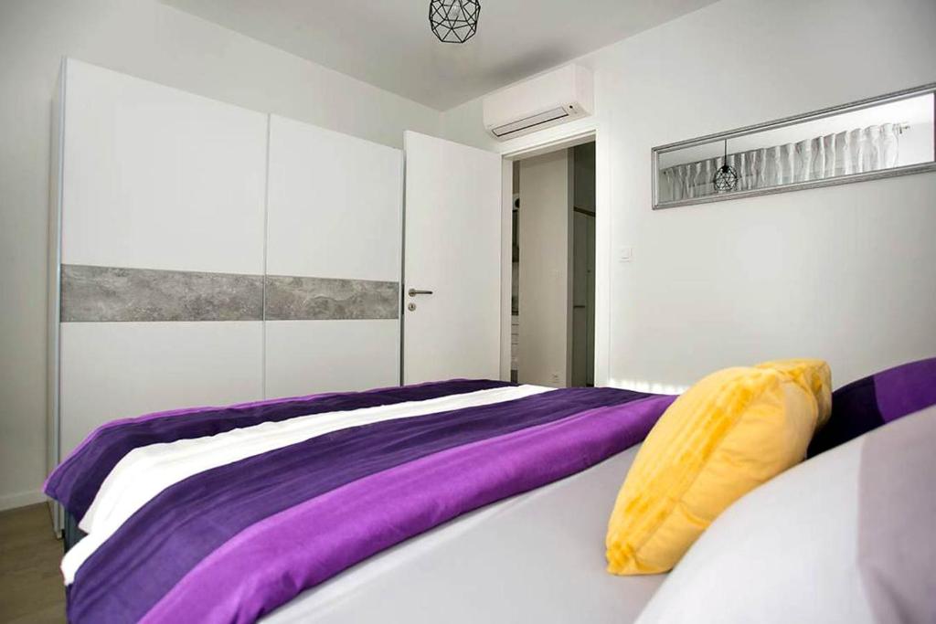 Posteľ alebo postele v izbe v ubytovaní Apartment Sweet Daisy with parking