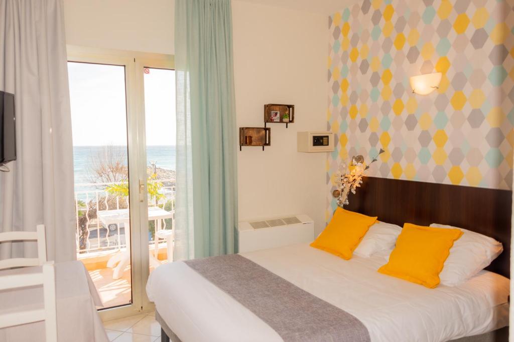 Postel nebo postele na pokoji v ubytování Hotel et Appartements Reine D'Azur
