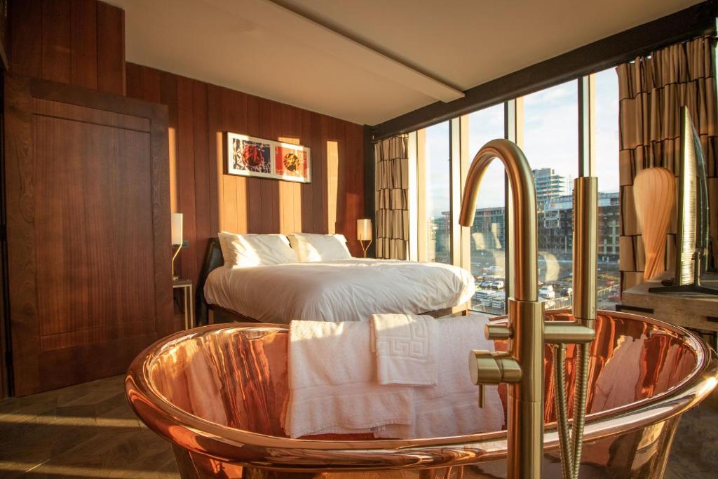 een hotelkamer met een bed en een groot raam bij The Mayson in Dublin