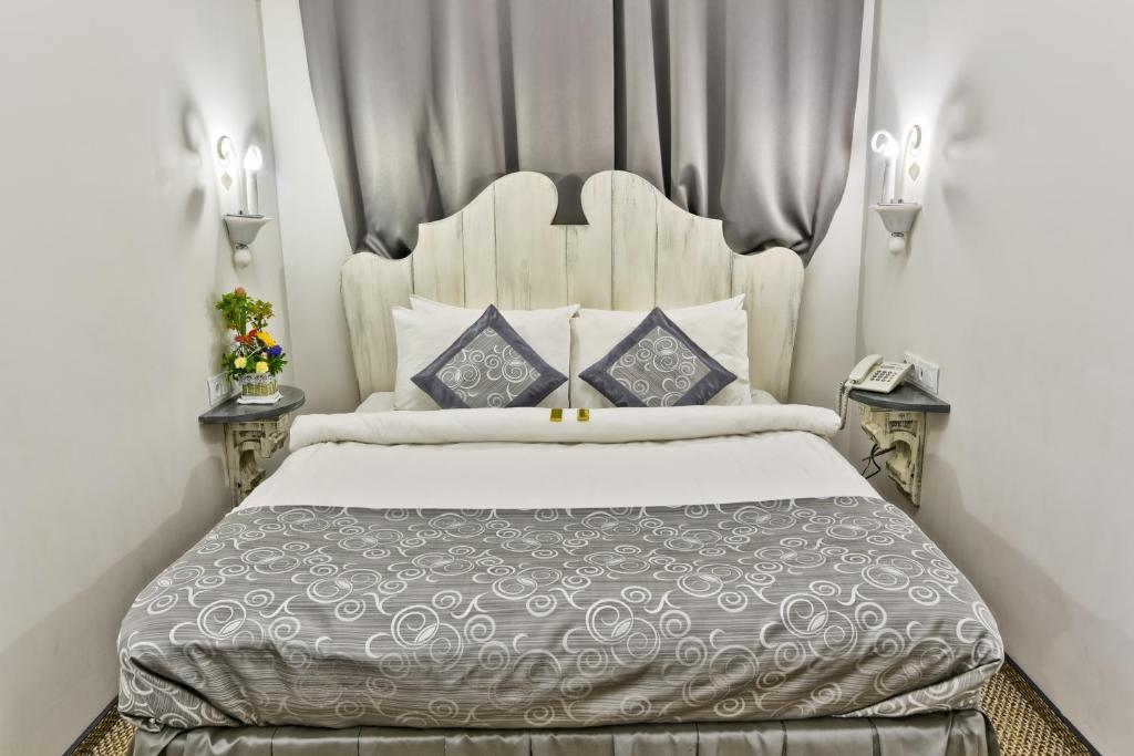 オムスクにあるZhukov Innのベッドルーム(青い枕の大きな白いベッド付)